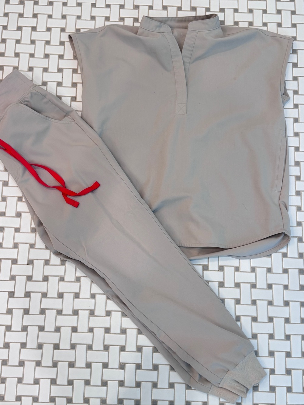 FIGS Beige Scrub Set Top: XXS Pants: XSP - Picture 2 of 4